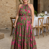 Elegantna haljina midi s drapiranim detaljima u ružičastoj boji i halter izrezom